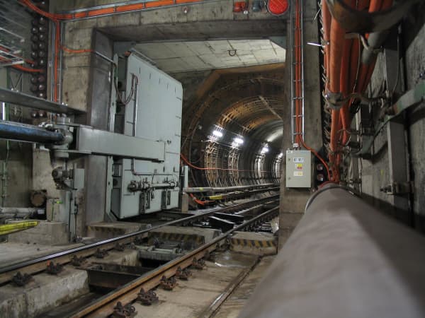 metro_ladvi_otevrena_vrata