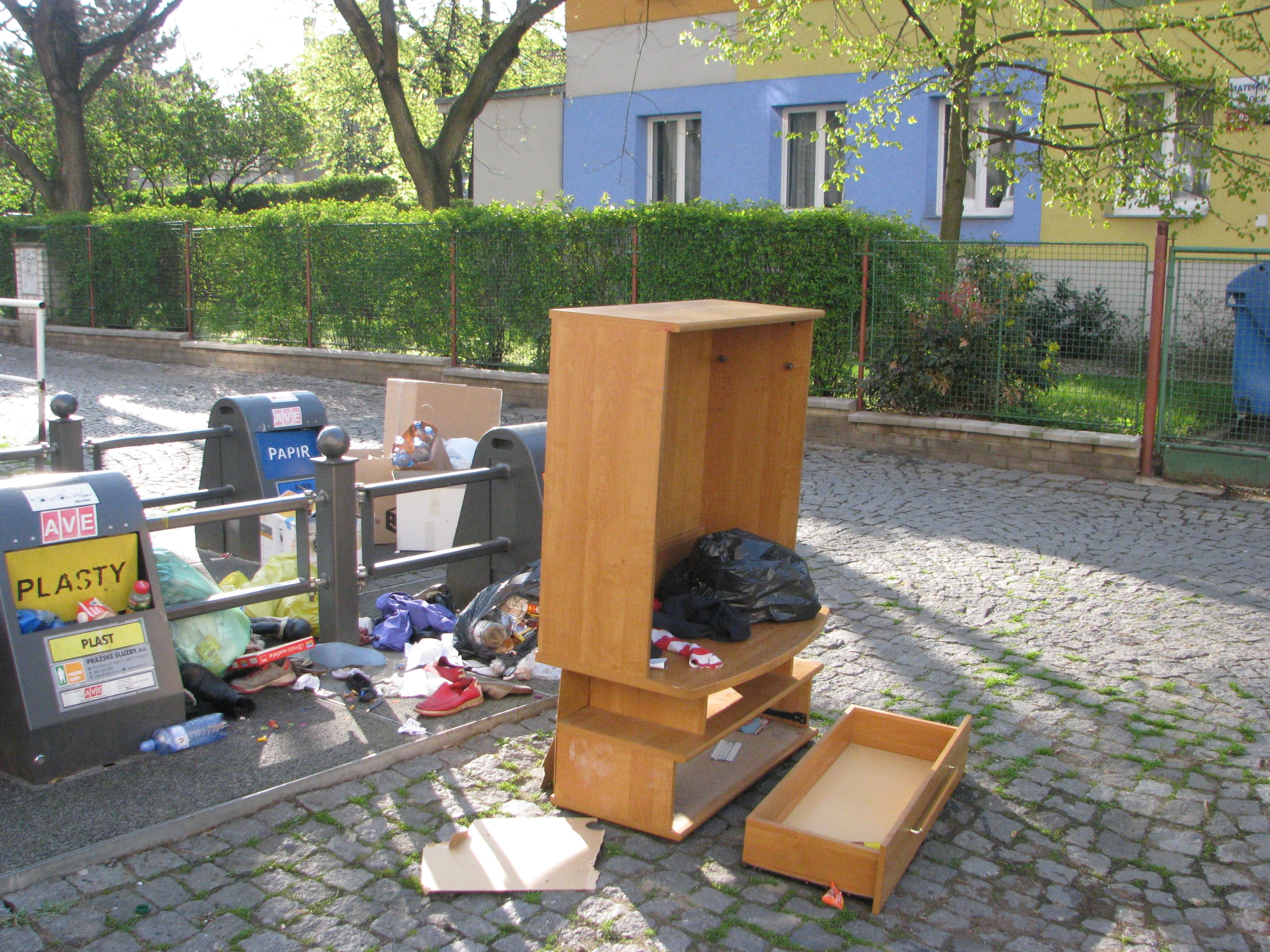 nepořádek - stanoviště na tříděný odpad 2