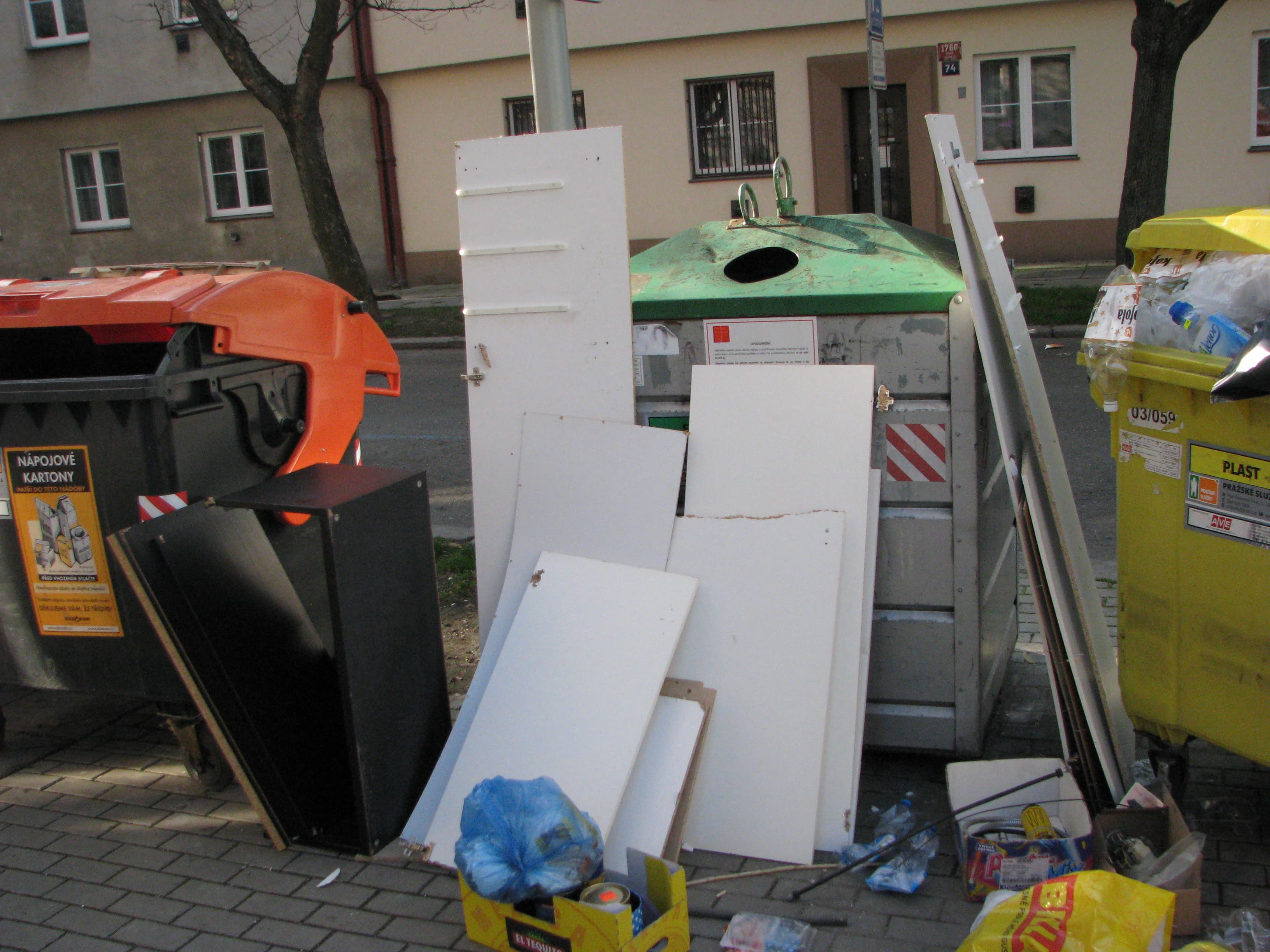 nepořádek - stanoviště na tříděný odpad 3