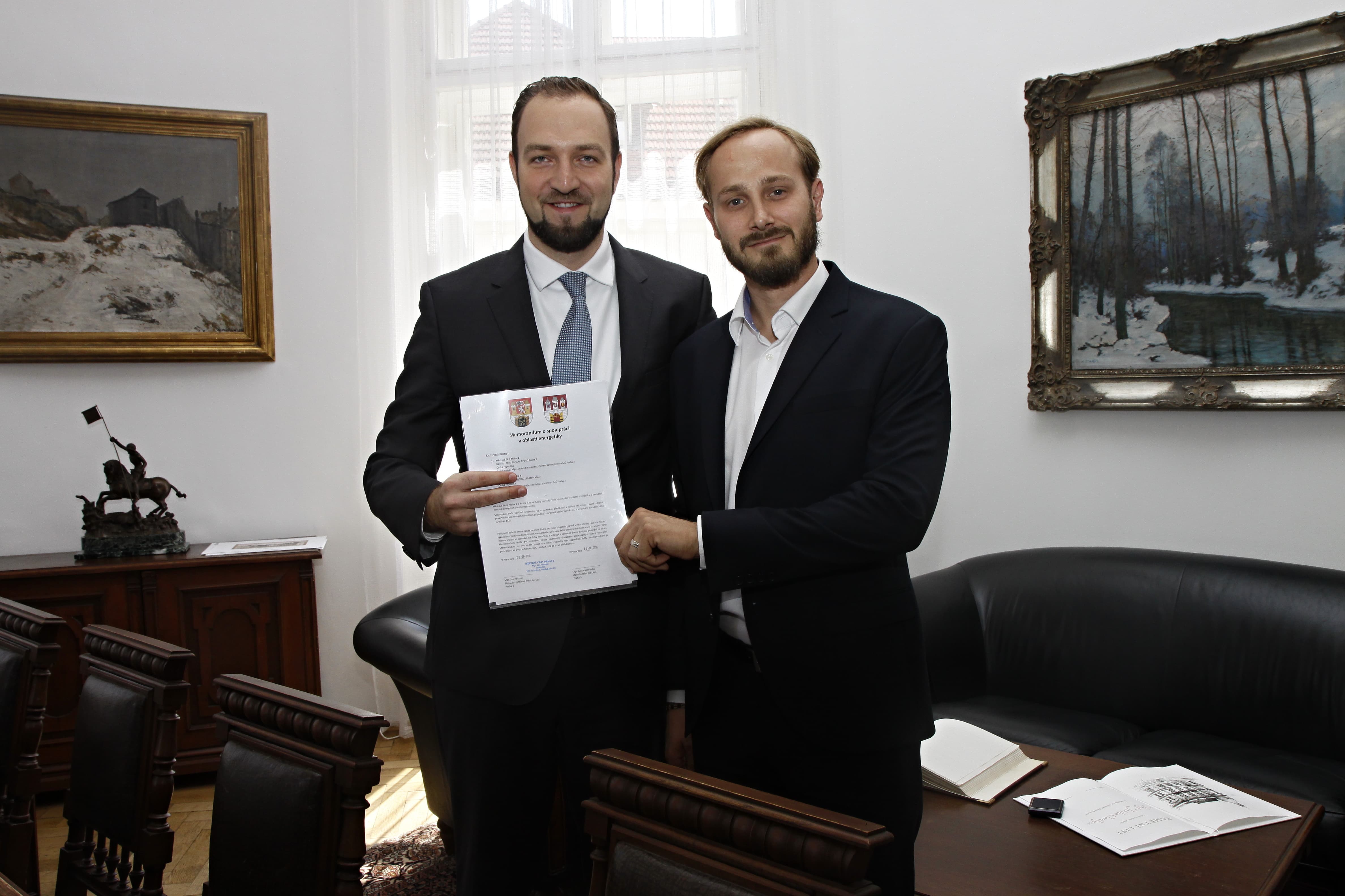 Starosta Alexander Bellu a Jan Recman, předseda majetkového výboru ZMČ Praha 2