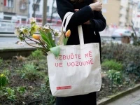 Taška bílá – „Vzbuďte mě&nbsp;ve&nbsp;Vozovně“  (dočasně nedostupná)