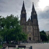 Historickým centrem Vinohrad je náměstí Míru s radnicí, školou, divadlem, Národním domem a novogotickým kostelem sv. Ludmily architekta J. Mockera.