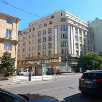 Mimořádně cenným dokladem meziválečné architektury je budova paláce Flora na nároží ulic Vinohradské a Orlické, dílo architekta Aloise Krofty z třicátých let 20. století. 