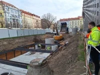 Akumulační nádrž pod náměstím má objem 150 m³. Zachytává dešťovou vodu ze střechy kostela, která pak slouží k zavlažování zeleně.