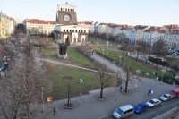 For decades, the square was taking shape without a unified concept. Some of the trees were in poor health, and the lawns suffered from drought and heavy foot traffic. A photo from before the renovation.