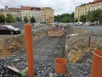 To protect the subway ventilation shaft that intersects the main part of the square, a special reinforced concrete slab with micropiles was installed beneath the surface. This will allow, for example, firefighters to pass through with heavy vehicles.