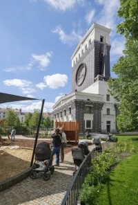 The new playground is not a standalone structure but fits within the square’s overall design, explained architect Miroslav Cikán the rationale behind the playground’s new design.