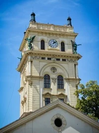 One of Vinohrady’s landmarks is the nearby Neo-Renaissance water tower, built according to a design by architect Antonín Turek in the 1880s. 