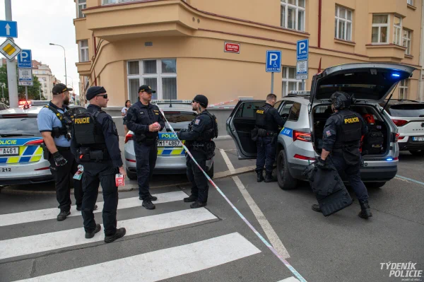 Zabarikádovaný muž v Čáslavské - foto Týdeník Policie