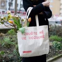 Taška bílá – „Vzbuďte mě&nbsp;ve&nbsp;Vozovně“  (dočasně nedostupná)